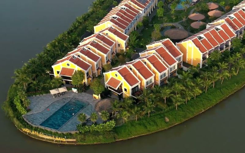 Hoi An Memories Resort & Spa tọa lạc trên Cồn Hến được bao quanh bởi sông Thu Bồn