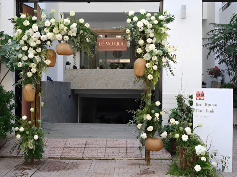 Trang trí cổng cưới với hoa sen