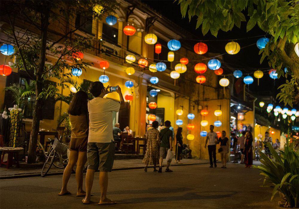The lively atmosphere of Hoi An old town at night