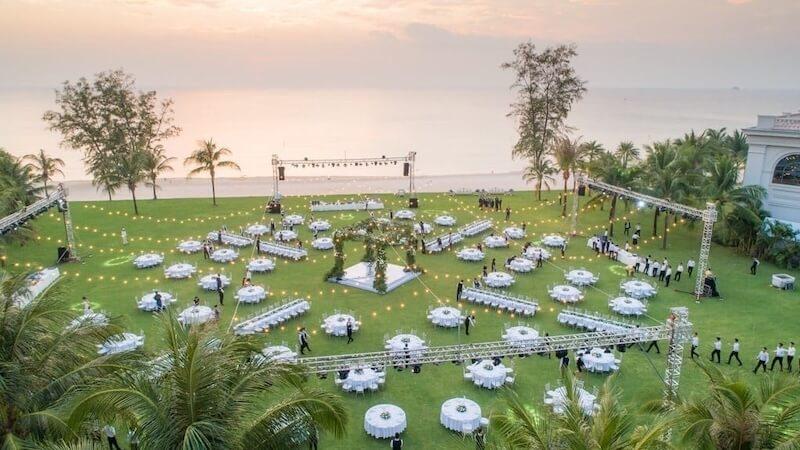 Không gian sân vườn rộng lớn để tổ chức tiệc cưới của Vinpearl Resort & Golf Phú Quốc