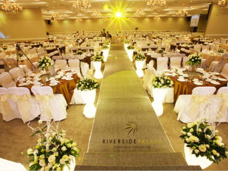 Nhà hàng tiệc cưới Riverside Palace HCM cung cấp địa điểm tổ chức tiệc báo hỷ sang trọng và lãng mạn