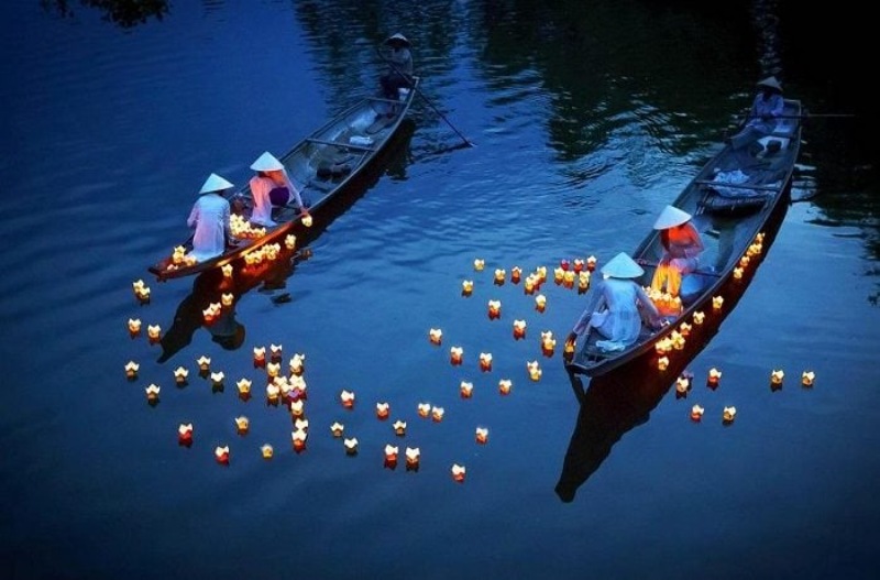 Lễ hội thả đèn hoa đăng ở Hội An diễn ra vào đêm 14 âm lịch mỗi tháng