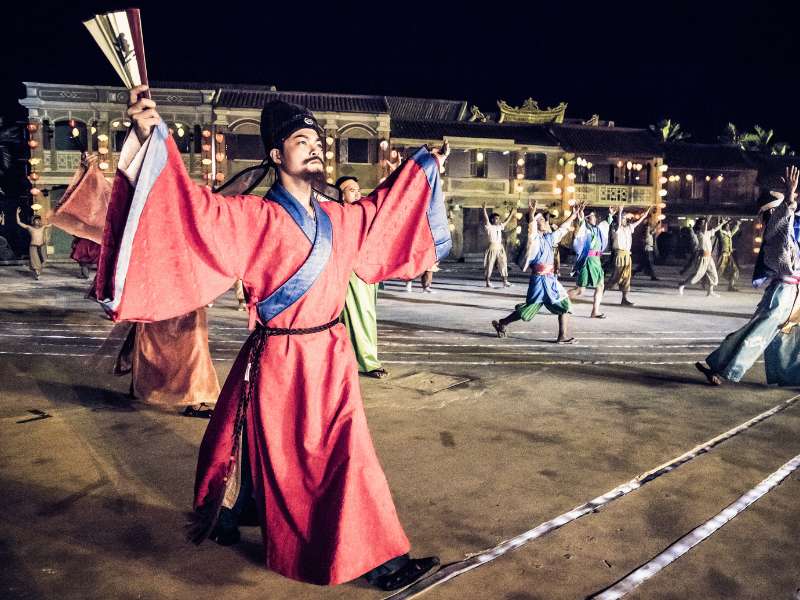 Quy tụ gần 500 diễn viên chuyên nghiệp