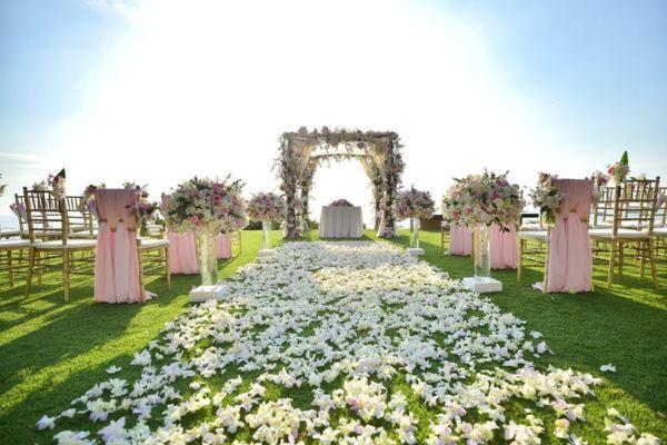 Trang trí đường dẫn sân khấu bằng thảm hoa tạo ấn tượng cho tiệc cưới ngoài trời