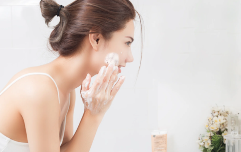 Làm sạch da đúng cách giúp ngăn chặn mụn và sợi bã nhờn