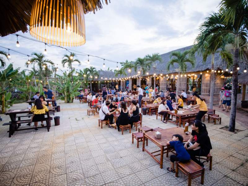 Khu ẩm thực được bố trí ghế ngồi rộng rãi