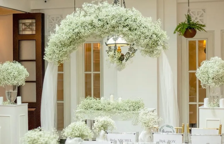 Cổng hoa cưới với hoa baby