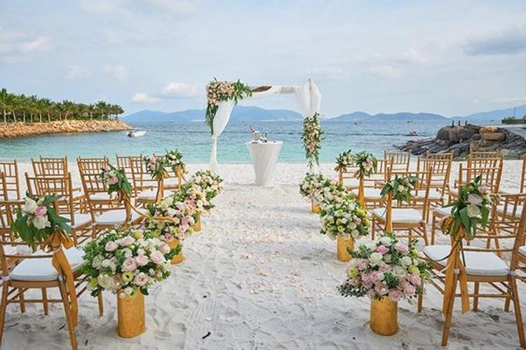 Tổ chức tiệc cưới ngoài trời lung linh trên bãi biển