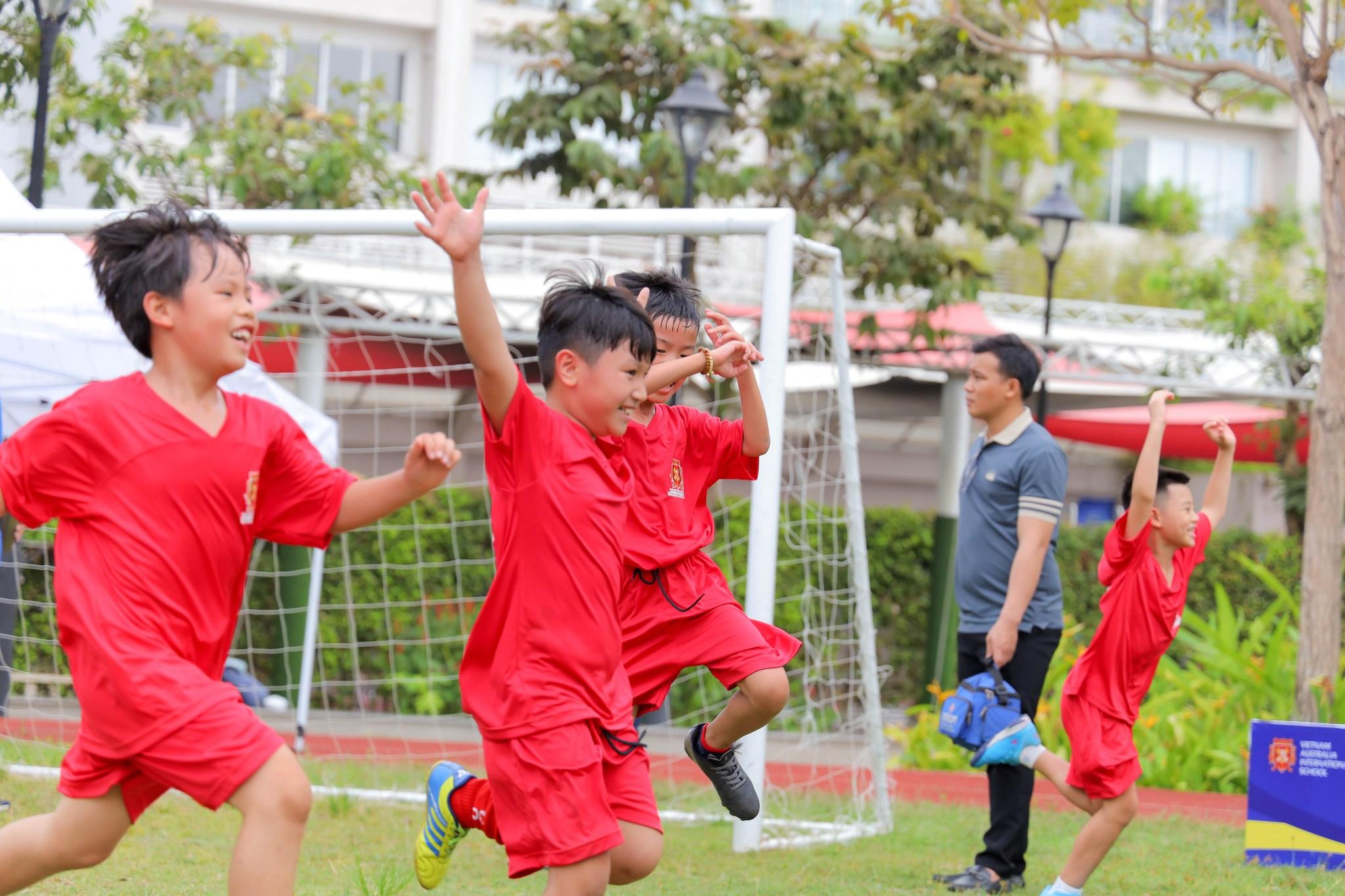 Trường quốc tế quận 10 VAS tổ chức giải đá bóng cho các học sinh