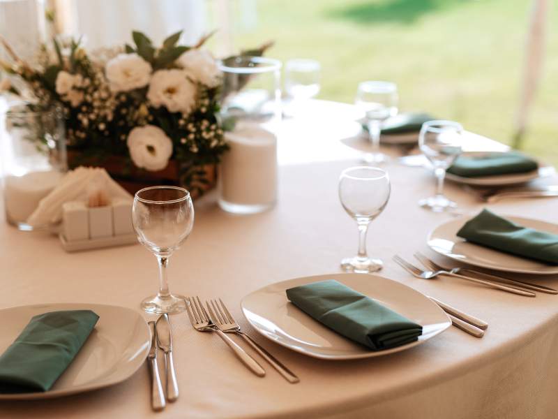 Trang trí bàn tròn tại nhà hàng tiệc cưới HCM giúp các cặp đôi tạo nên ngày trọng đại hoàn hảo