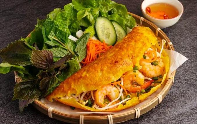 Bánh xèo, với lớp vỏ giòn rụm và nhân thịt, tôm, giá đỗ, và nấm hương, không chỉ mang đến hương vị đậm đà