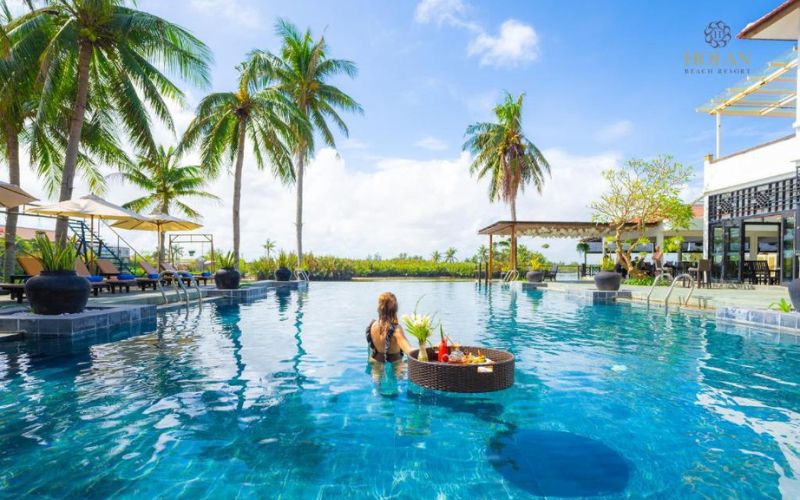 Hội An Beach Resort có hai hồ bơi lớn để bạn thư giãn