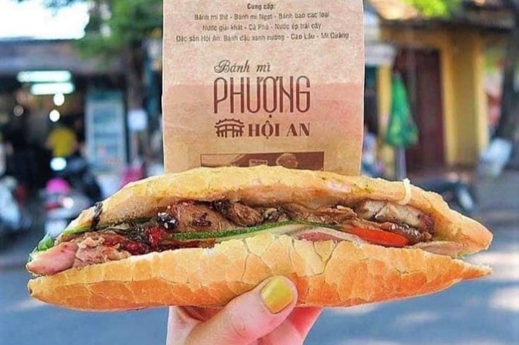 Bánh mì Phượng với hình dáng nhọn ở hai đầu cùng nước sốt gia truyền trứ danh