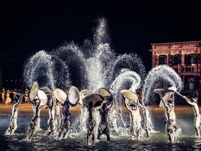 Graceful dances combined with dazzling lights.