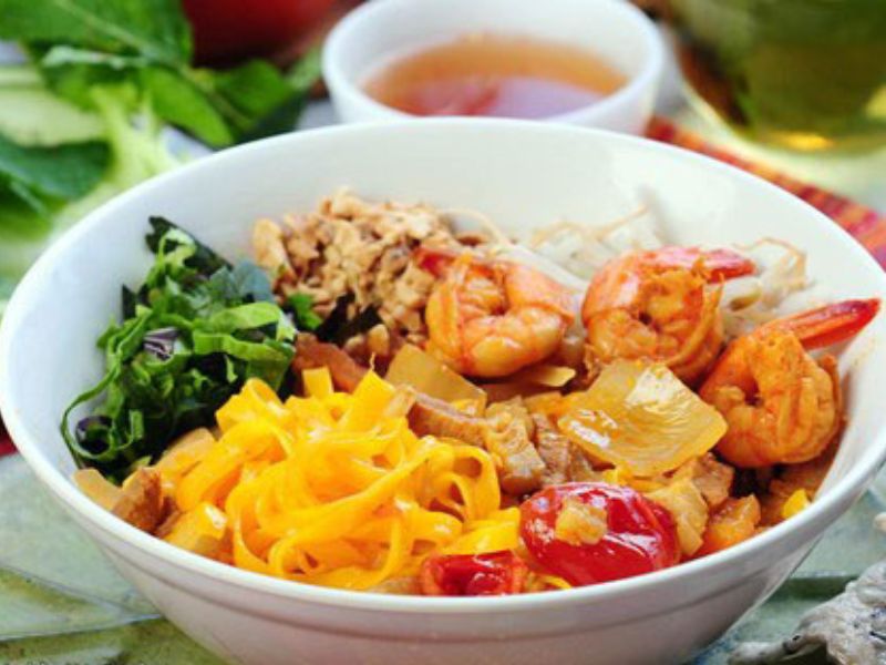 Mì Quảng thường được ăn kèm với tôm, trứng cút luộc, thịt lợn nướng, thịt gà,...