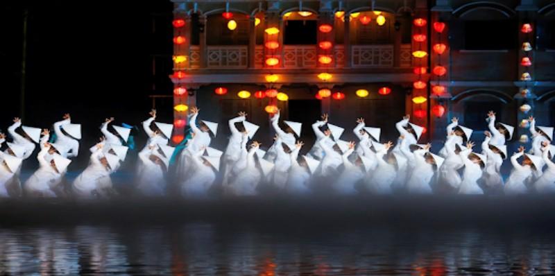 Khung cảnh đậm chất thơ của 100 vũ công mang áo dài trình diễn tại “Ký ức Hội An”
