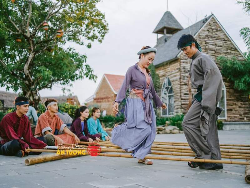 Các trò chơi dân dã tại Làng Việt Nam