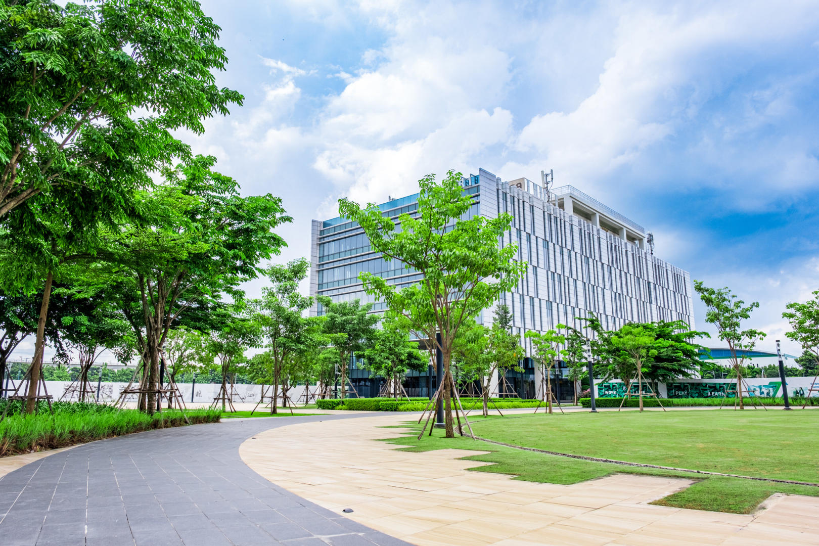 Dự án Onehub Saigon đi đầu trong xu hướng tòa nhà văn phòng xanh