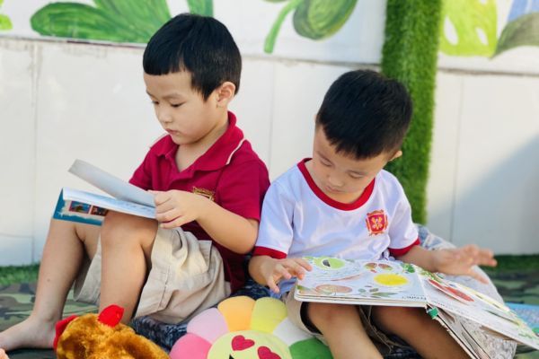 Việc đọc sách và truyện giúp trẻ mở rộng vốn từ vựng