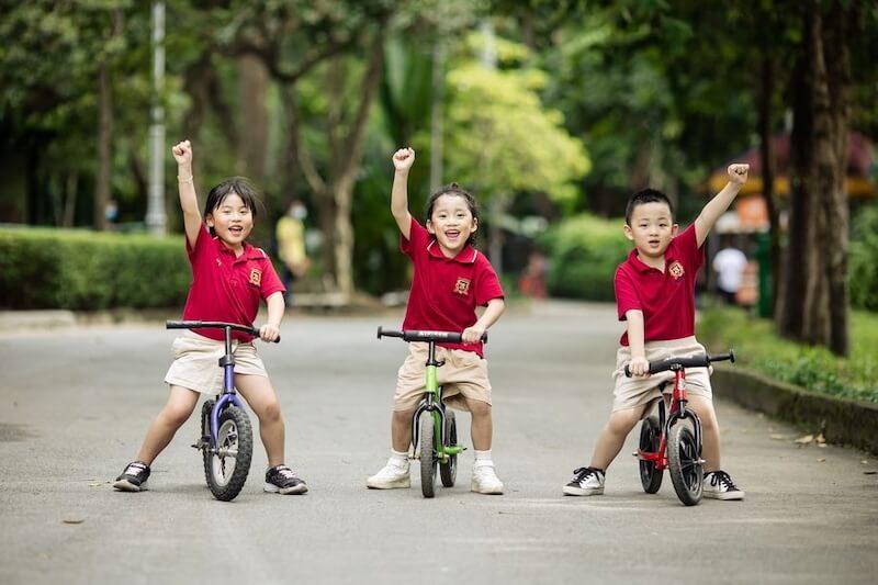 Phí nhập học nhằm đảm bảo chỗ học cho học sinh và thường không được hoàn trả trong trường hợp học sinh rút đơn nhập học