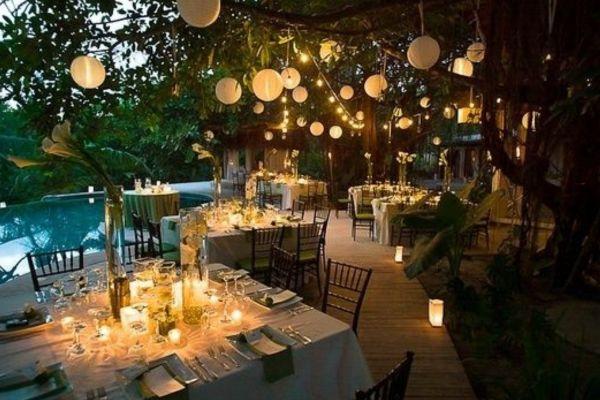 Sử dụng nhiều loại đèn khác nhau để trang trí đám cưới ngoài trời