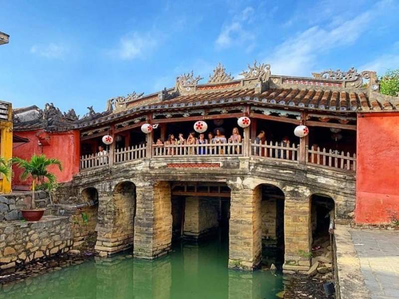 Với sự kết hợp văn hóa từ các nước, Cầu Chùa là điểm đến thu hút đông đảo khách du lịch