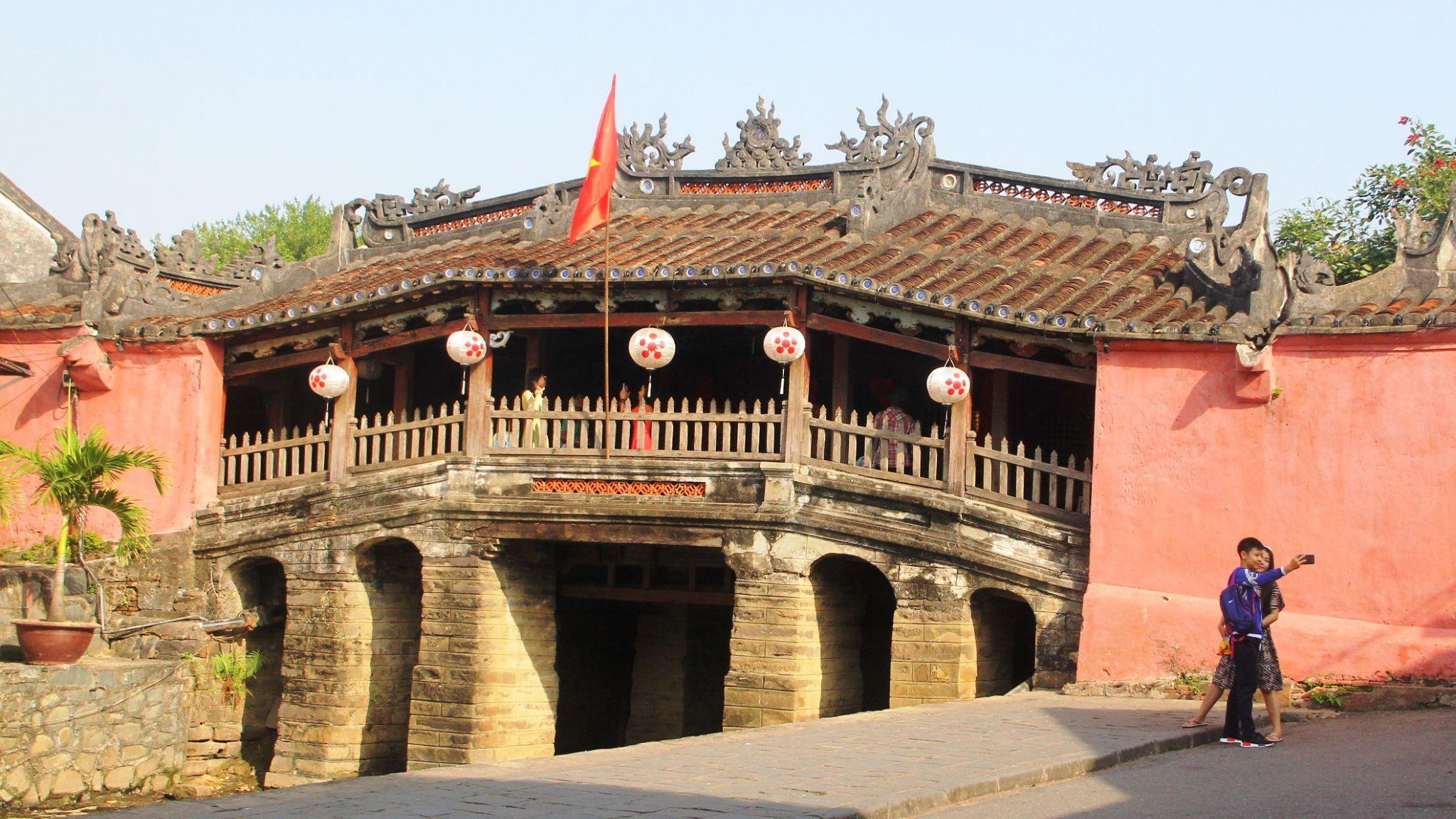 The Japanese Bridge, with its unique architecture marked by the passage of time, is a distinctive cultural and historical symbol of Hoi An Ancient Town