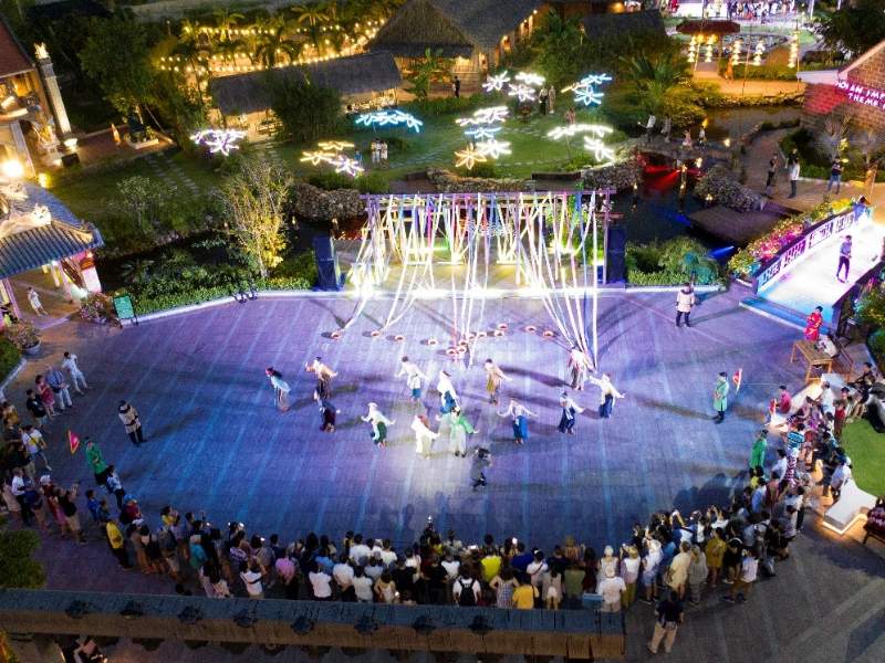 Các hoạt động truyền thống và hiện đại đan xen đặc sắc