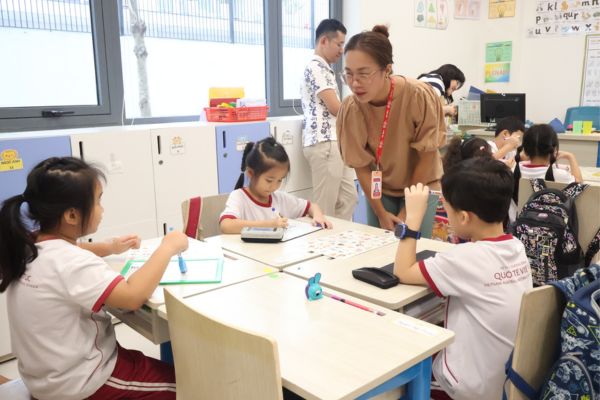 Ba mẹ có thể kham khảo các trường quốc tế quận 10 để lựa chọn môi trường phù hợp cho các em