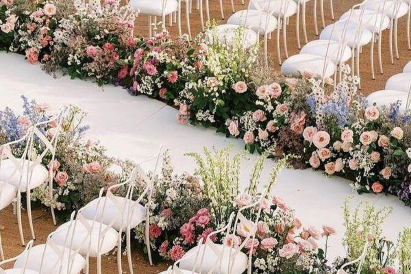 Trang trí đám cưới ngoài trời với hoa tươi mang lại cảm giác nhẹ nhàng và thơ mộng