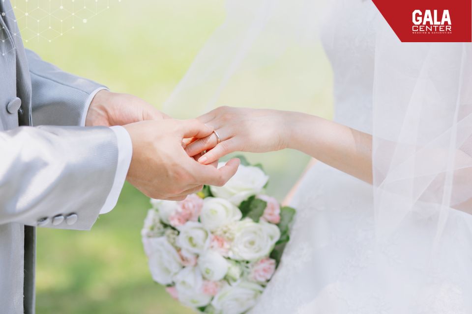 Trao nhẫn cưới sau lời thề nguyện l&agrave; biểu tượng cho sự gắn kết v&agrave; cam kết đồng h&agrave;nh suốt đời