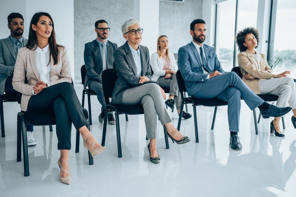 Outfit cho nữ dự hội thảo, seminar theo phong c&aacute;ch smart casual gọn g&agrave;ng, lịch sự