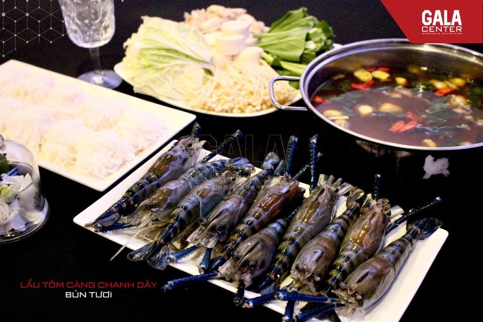 Lẩu T&ocirc;m C&agrave;ng Chanh D&acirc;y l&agrave; m&oacute;n lẩu đ&atilde;i tiệc cưới hiện đại