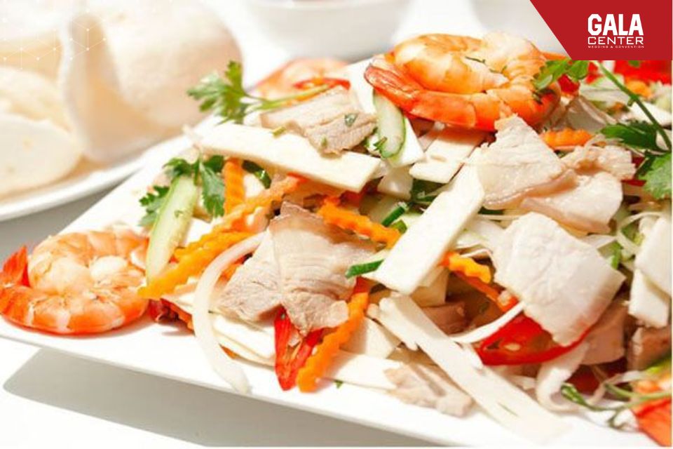 Củ hủ dừa gi&ograve;n ngọt kết hợp t&ocirc;m tươi v&agrave; rau thơm thường xuất hiện trong thực đơn cưới miền Nam