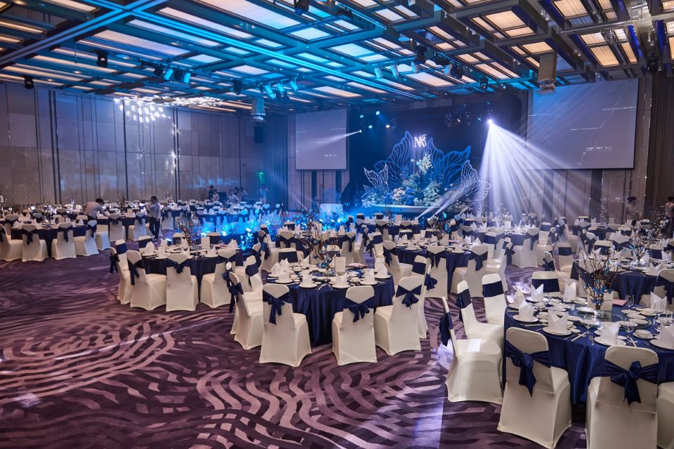 Sảnh tiệc cưới Hotel Nikko Saigon với trần cao, mang lại sảnh cưới sang trọng tinh tế