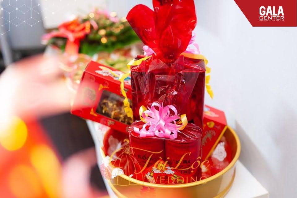 Tráp trà truyền thống được gói chỉn chu và bắt măt để dâng lên gia tiên