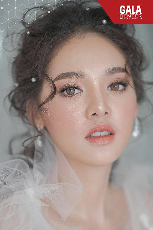 Một cô gái xinh đẹp nhất khi chọn được phong cách makeup tôn lên được nét đẹp của khuôn mặt