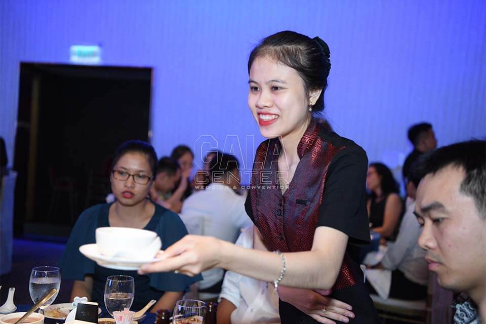 Nhân viên của nhà hàng tiệc cưới quận Tân Bình Gala Center chuyên nghiệp và chu đáo