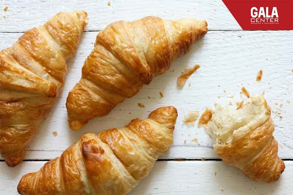 Bánh Croissant với lớp vỏ giòn tan