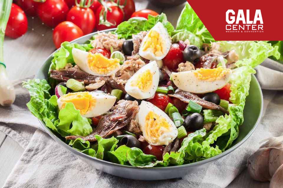   Salad trộn Nicoise nổi tiếng của thành phố Nice, Pháp