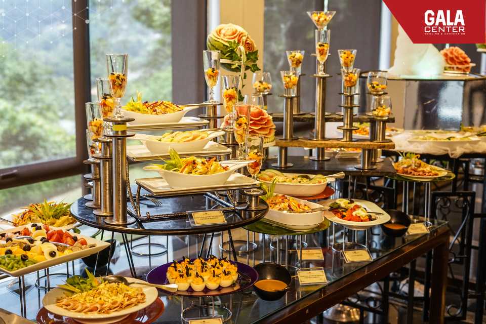 Để dĩa, dụng cụ gắp đồ ăn ngay đầu bàn buffet