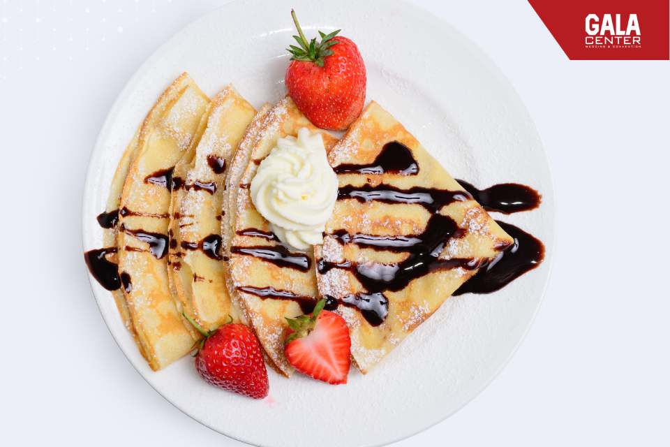 Bánh crepe độc đáo phủ sốt socola