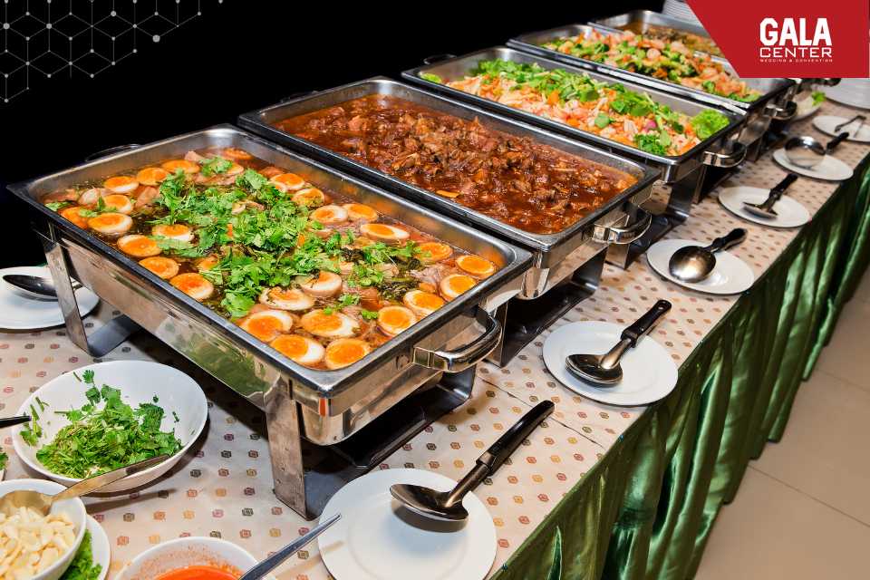 Buffet mang phong cách Á Đông với những món ăn quen thuộc