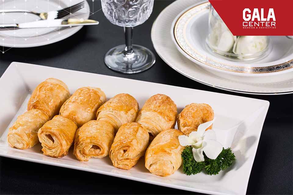 Bánh Nướng Hải Sản Phô Mai trong menu tiệc cưới