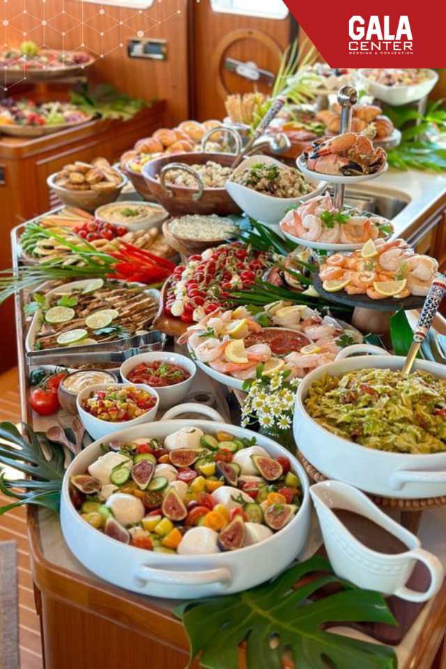 Buffet có đa dạng món ăn lẫn màu sắc kích thích vị giác