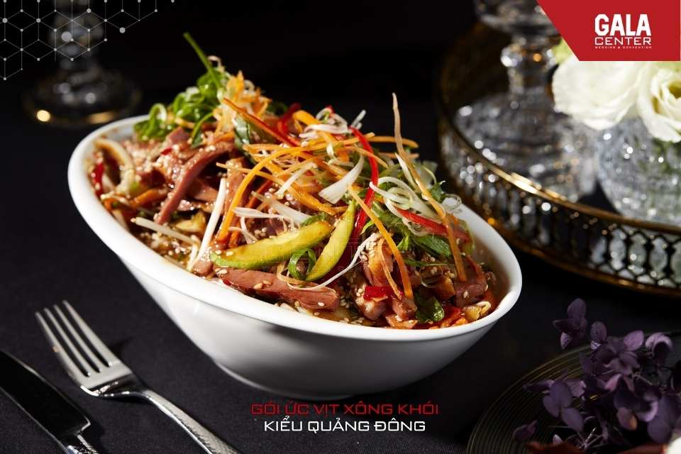 Món salad, gói khai vị của thực đơn tiệc cưới tại nhà hàng