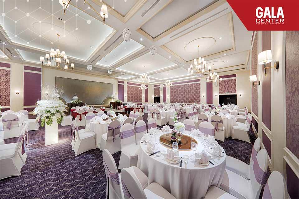 Sảnh tiệc cưới Spring tại Gala Center với màu tím thể hiện sự chung thủy