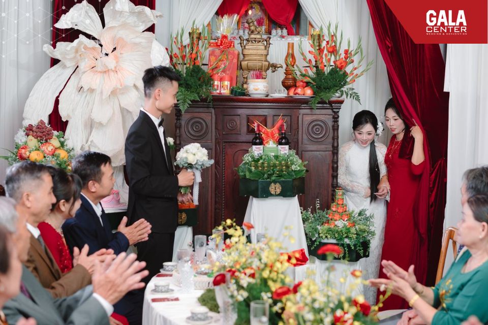 Khoảnh khắc c&ocirc; d&acirc;u ra mắt trong nghi thức lễ gia ti&ecirc;n nh&agrave; g&aacute;i đ&aacute;nh dấu thời điểm hai gia đ&igrave;nh ch&iacute;nh thức gặp gỡ v&agrave; gắn kết trong ng&agrave;y cưới