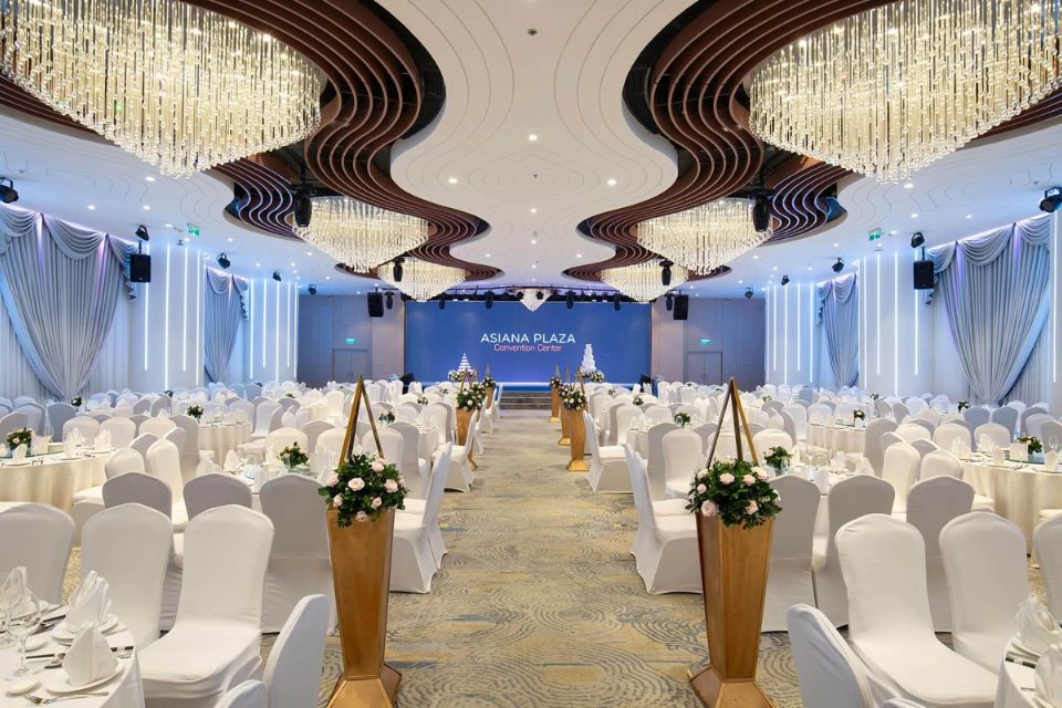 Sảnh cưới tại Asiana Plaza bày trí bàn tròn trắng, lối đi rộng