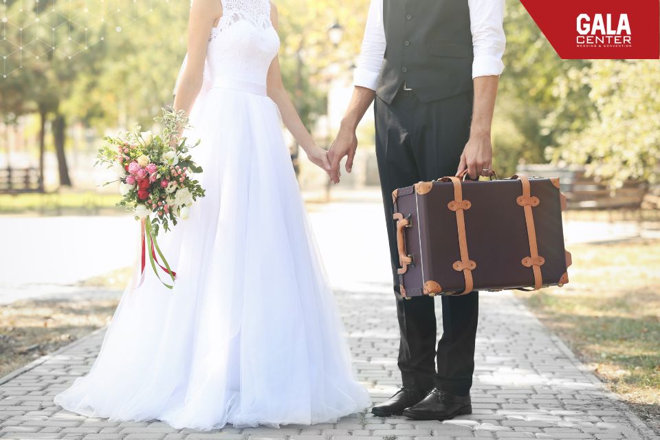 H&igrave;nh ảnh chồng x&aacute;ch vali cho c&ocirc; d&acirc;u thể hiện sự sẻ chia, một xu hướng cưới hiện đại đầy &yacute; nghĩa